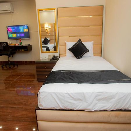 Hotel White Season Gulberg Лахор Екстериор снимка