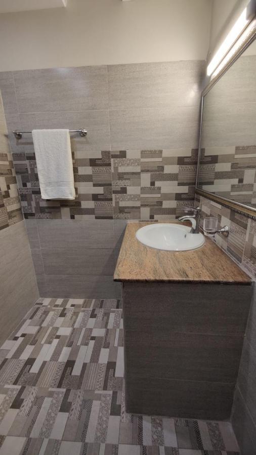 Hotel White Season Gulberg Лахор Екстериор снимка