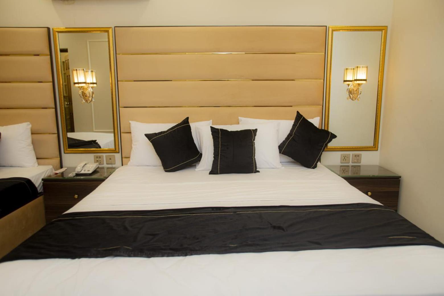 Hotel White Season Gulberg Лахор Екстериор снимка