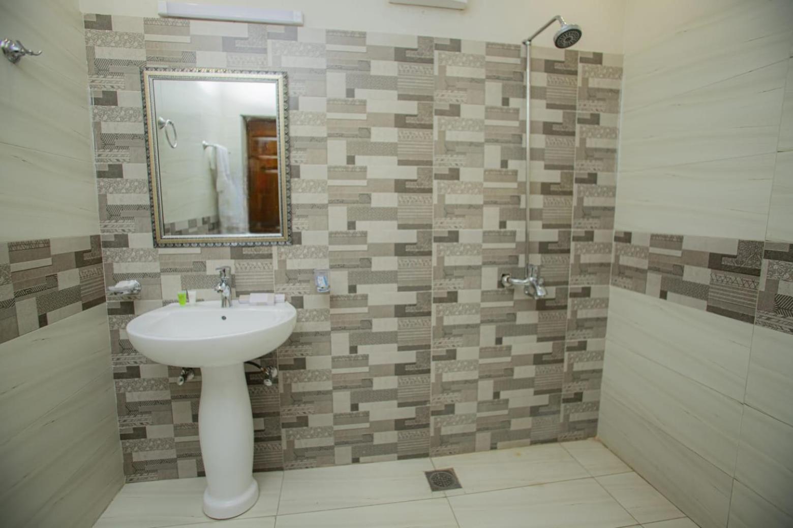 Hotel White Season Gulberg Лахор Екстериор снимка