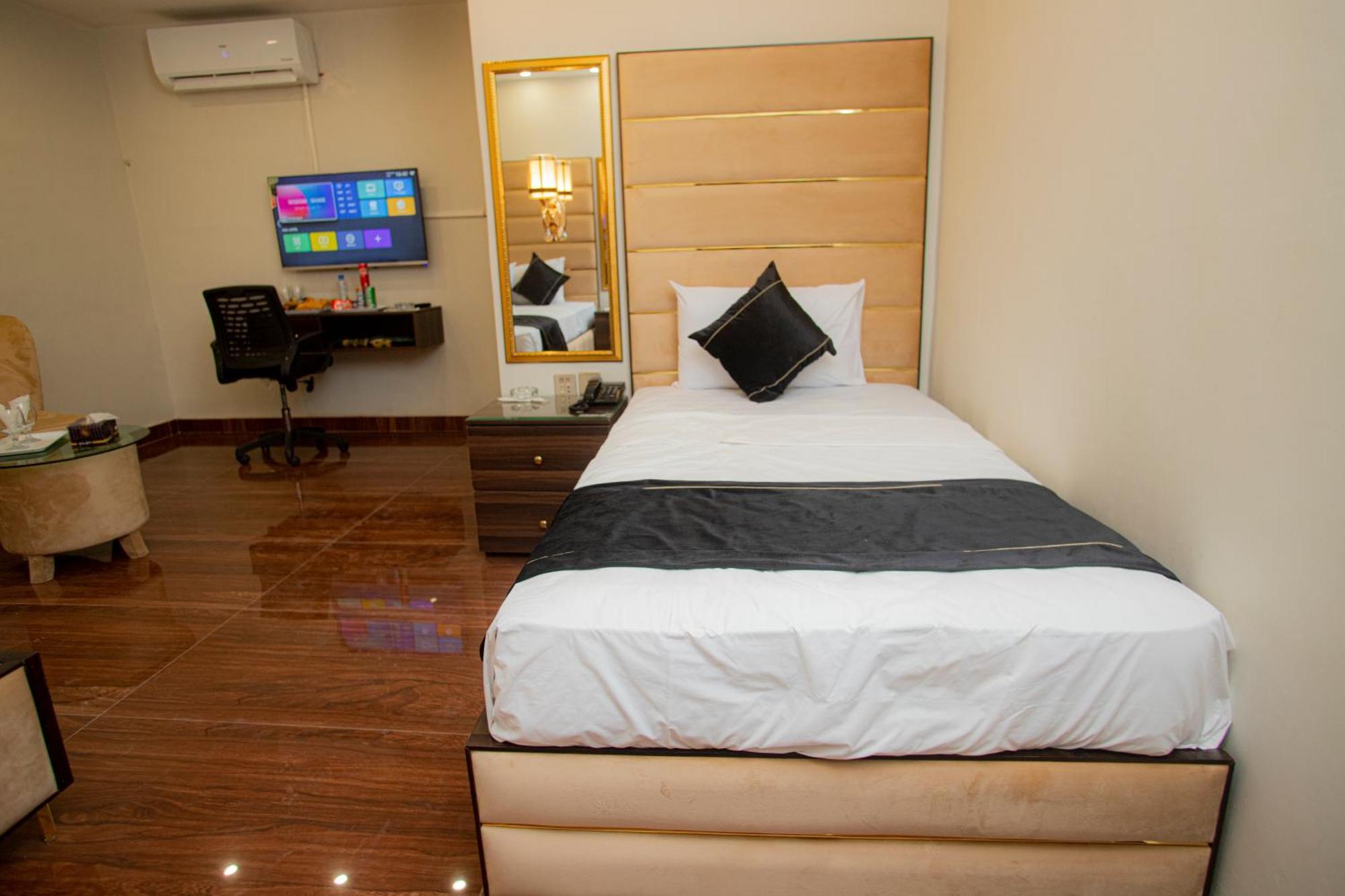 Hotel White Season Gulberg Лахор Екстериор снимка