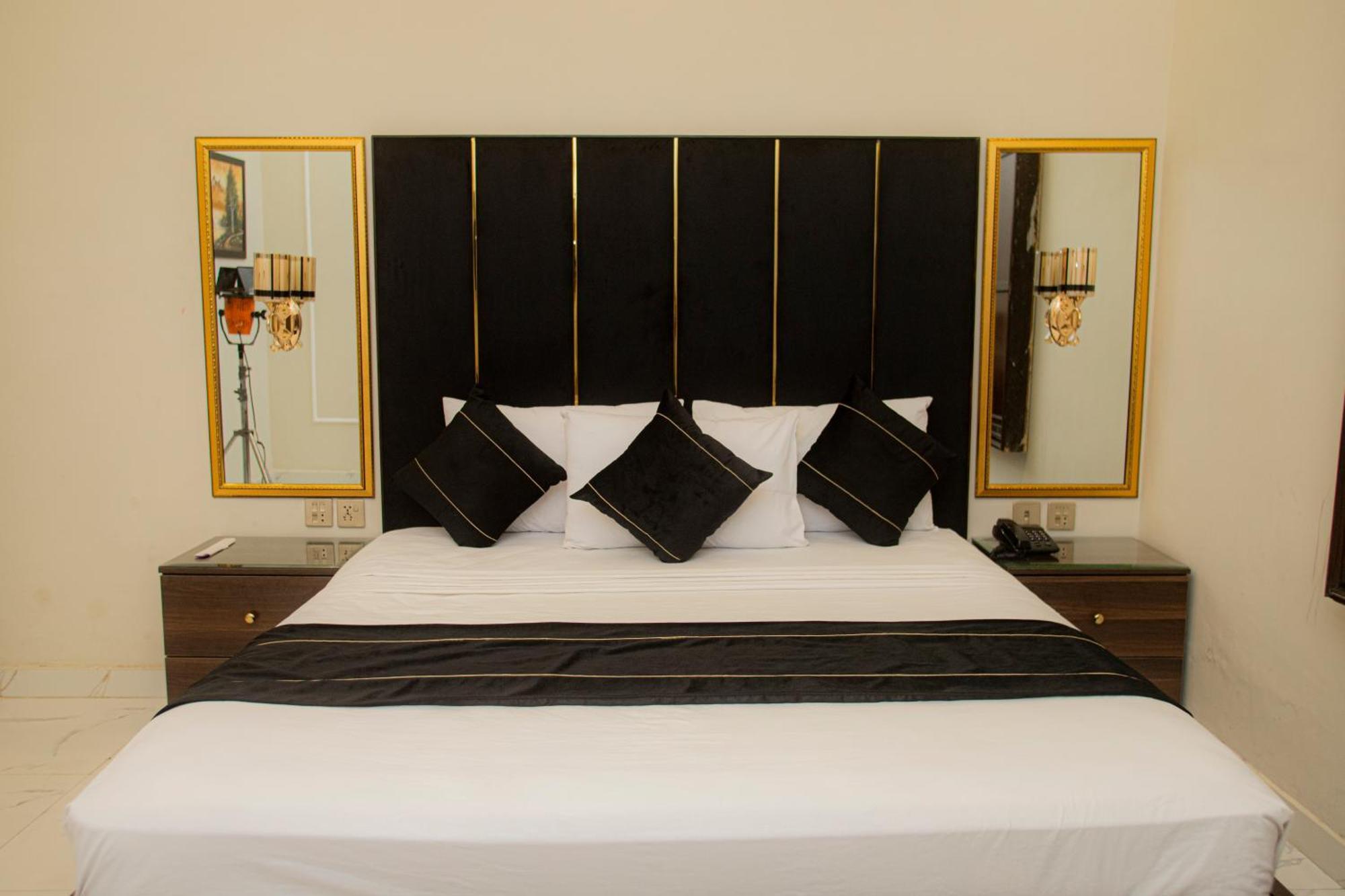 Hotel White Season Gulberg Лахор Екстериор снимка